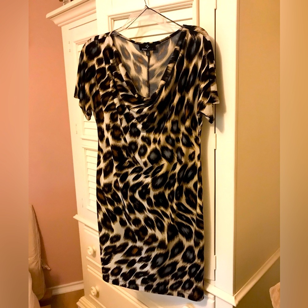 Short sleeve dress with drape neck, featherlike abstract pattern